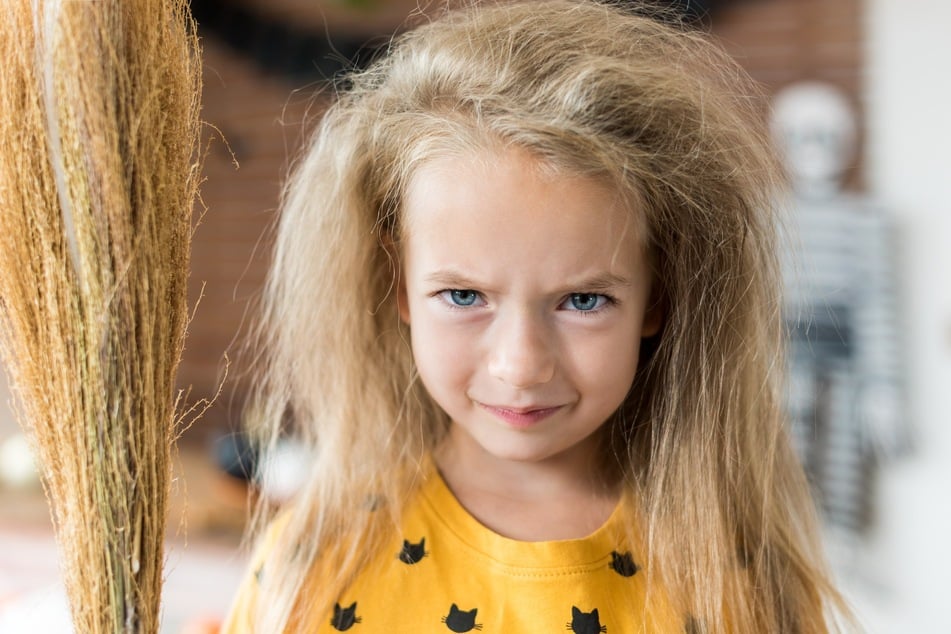 Haare wie ein Besen lassen sich mit tollen Kinderfrisuren für Mädchen vermeiden.