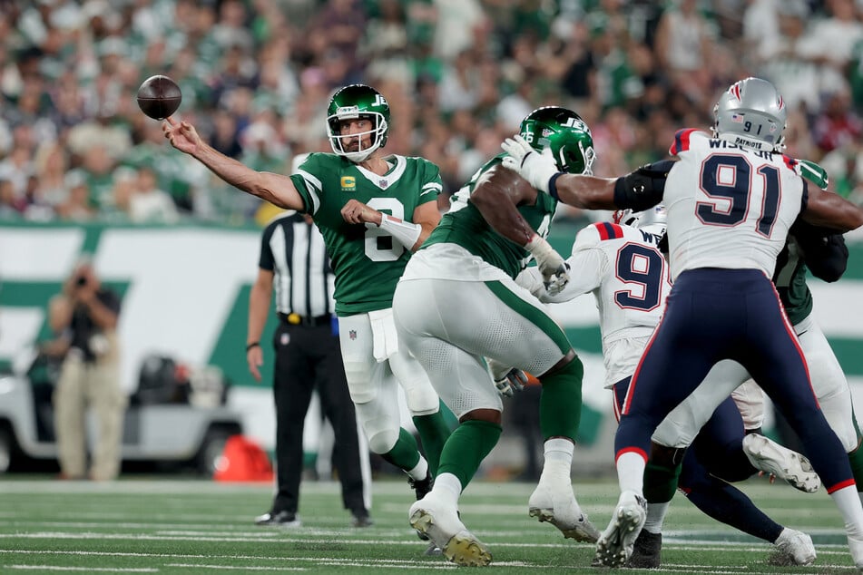 New York Jets quarterback Aaron Rodgers passes the ball against the New England Patriots during the second quarter at MetLife Stadium.