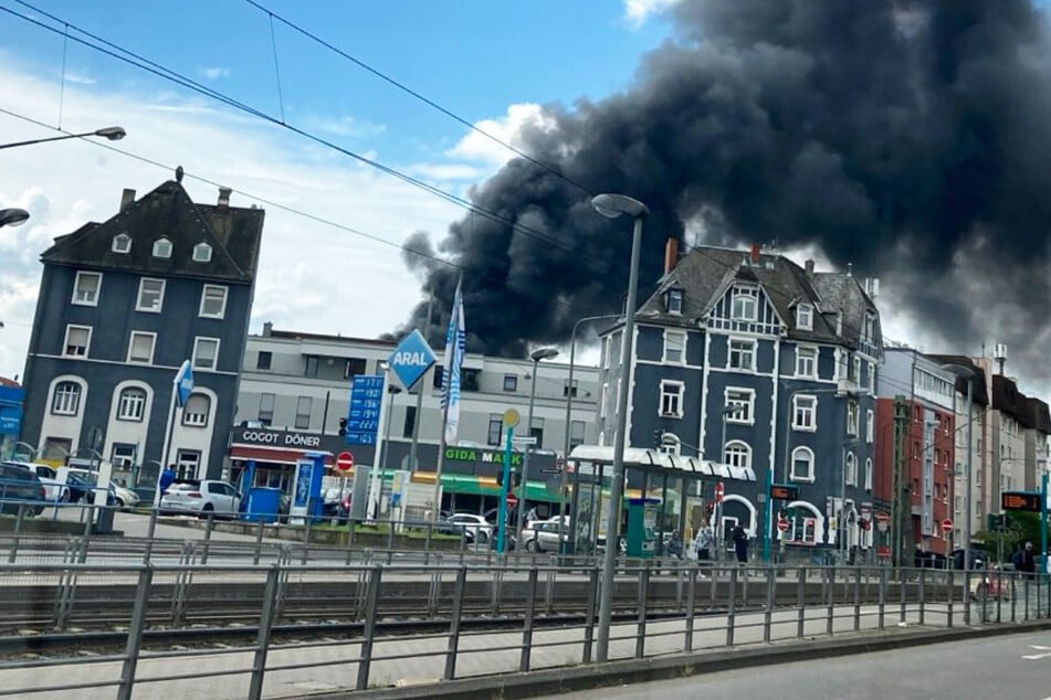 In einer Lagerhalle in Frankfurt-Griesheim brach am Samstag ein Brand aus: Dunkler Rauch stieg hoch in den Himmel.