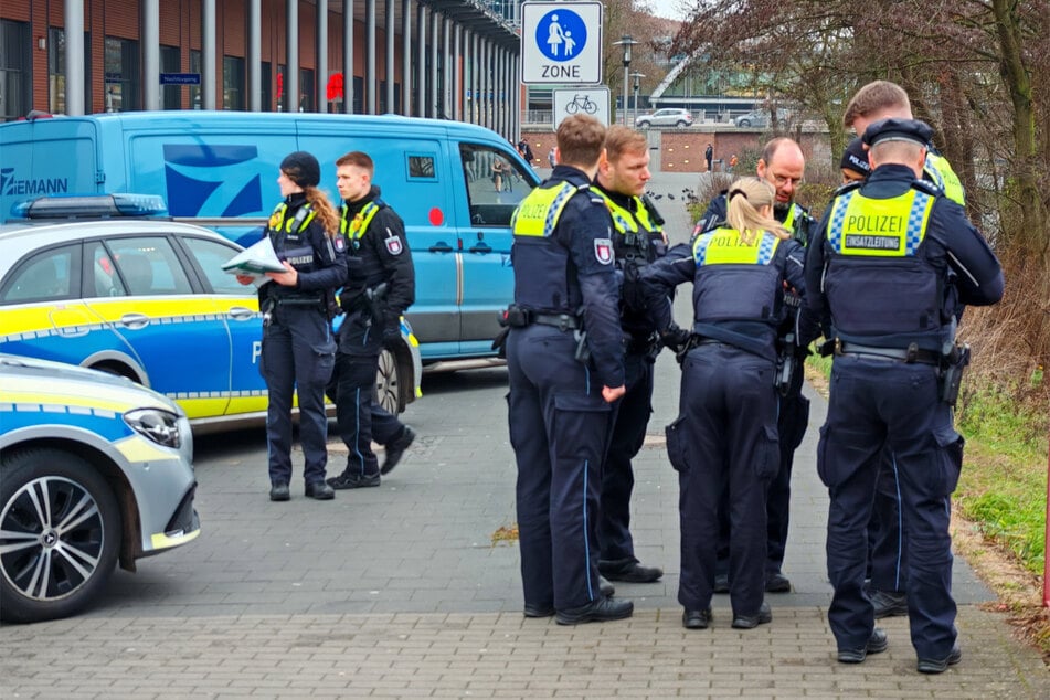 Am Dienstagvormittag wurde in Hamburg-Bergedorf ein Geldtransporter überfallen. Der Täter ist auf der Flucht.