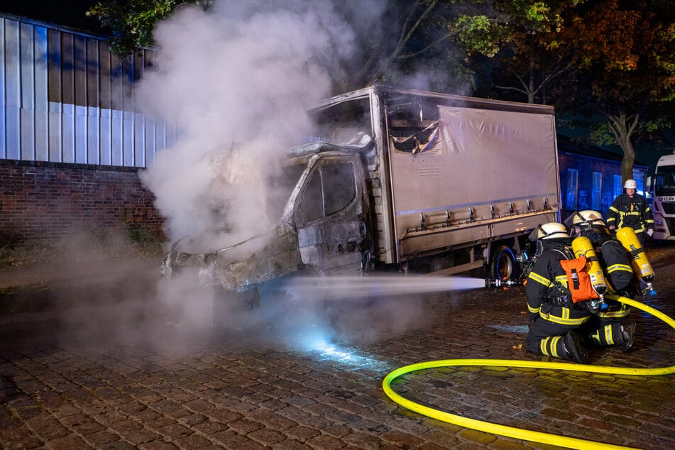 Am Donnerstagmorgen stand das Führerhaus eines Kleinlasters in Hamburg in Flammen.