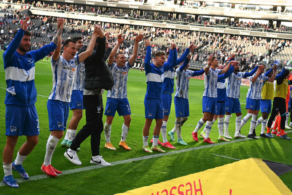 Die Mannschaft von Hertha BSC lässt sich nach dem 2:1-Auswärtserfolg gegen Eintracht Frankfurt von den mitgereisten Fans feiern.