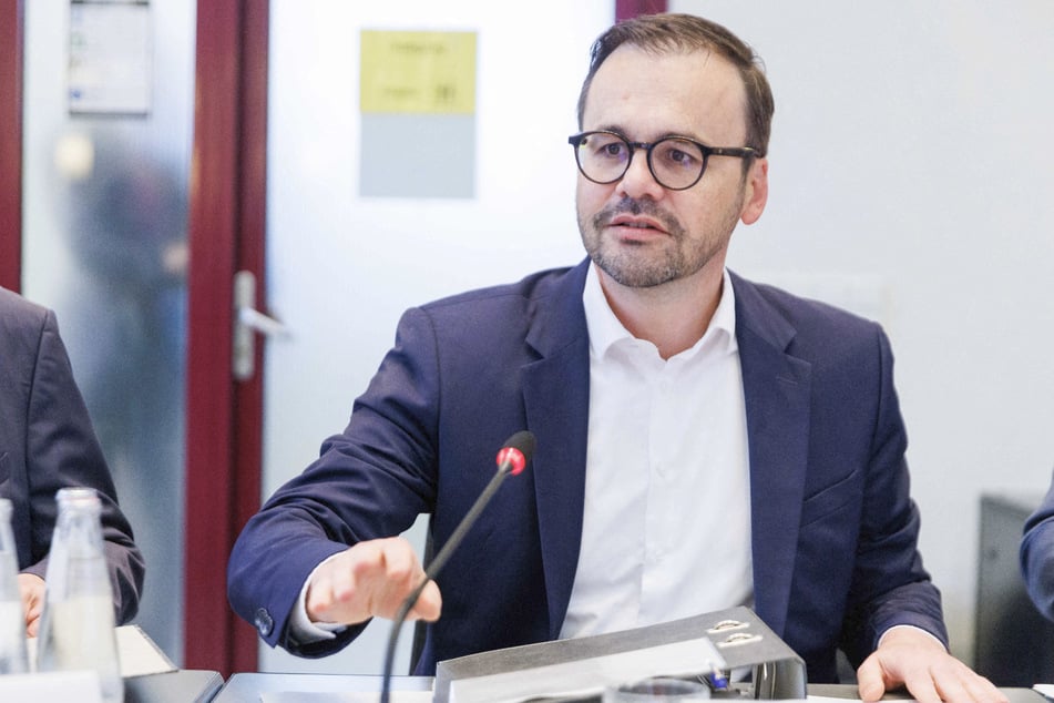 Brandenburgs Innenminister Jan Redmann (46, CDU) will die Deutschlandfahne nicht den politischen Rändern überlassen.