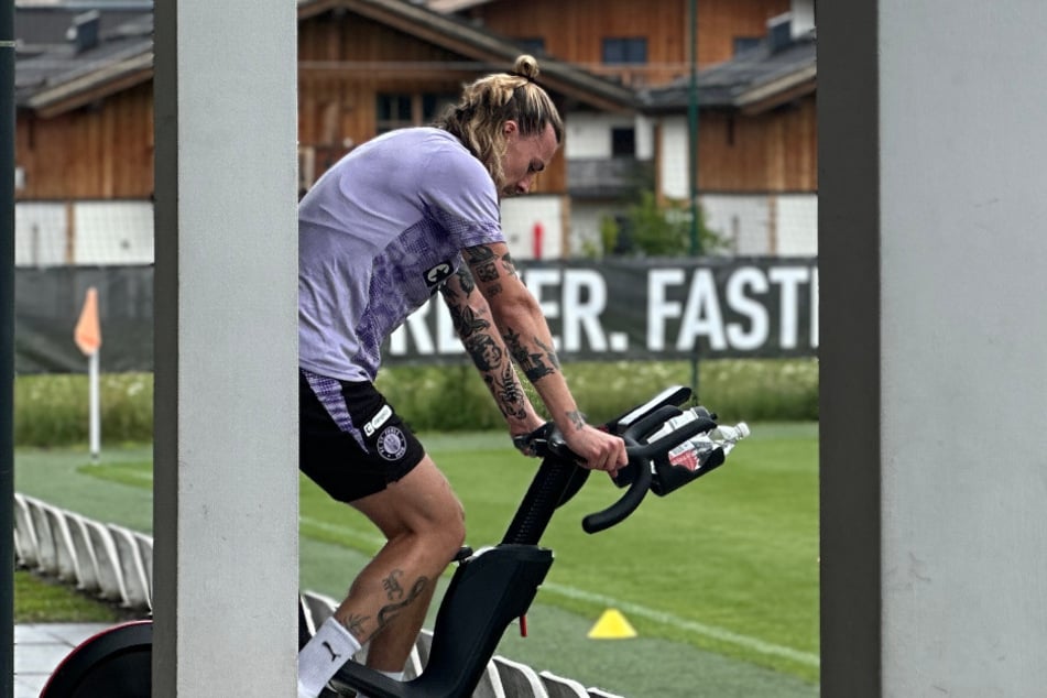 Kapitän Jackson Irvine (32) drehte erst seine Runden auf dem Platz und absolvierte dann eine Session auf dem Fahrrad.