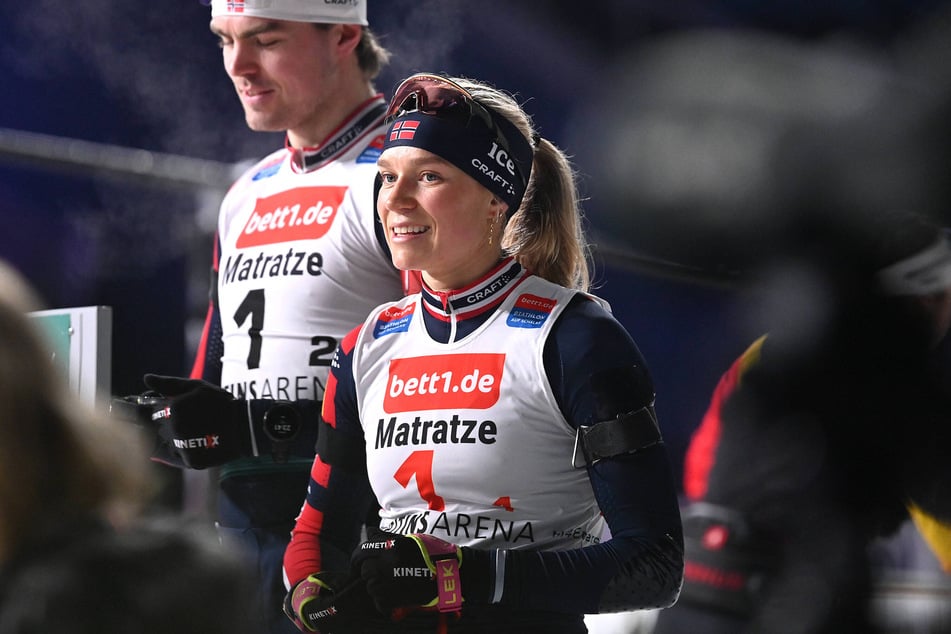 Mats Øverby (h.) und Juni Arnekleiv liefen ebenso mit Trauerflor für ihren verstorbenen Teamkollegen Sivert Guttorm Bakken auf wie zahlreiche anderen Mannschaften.