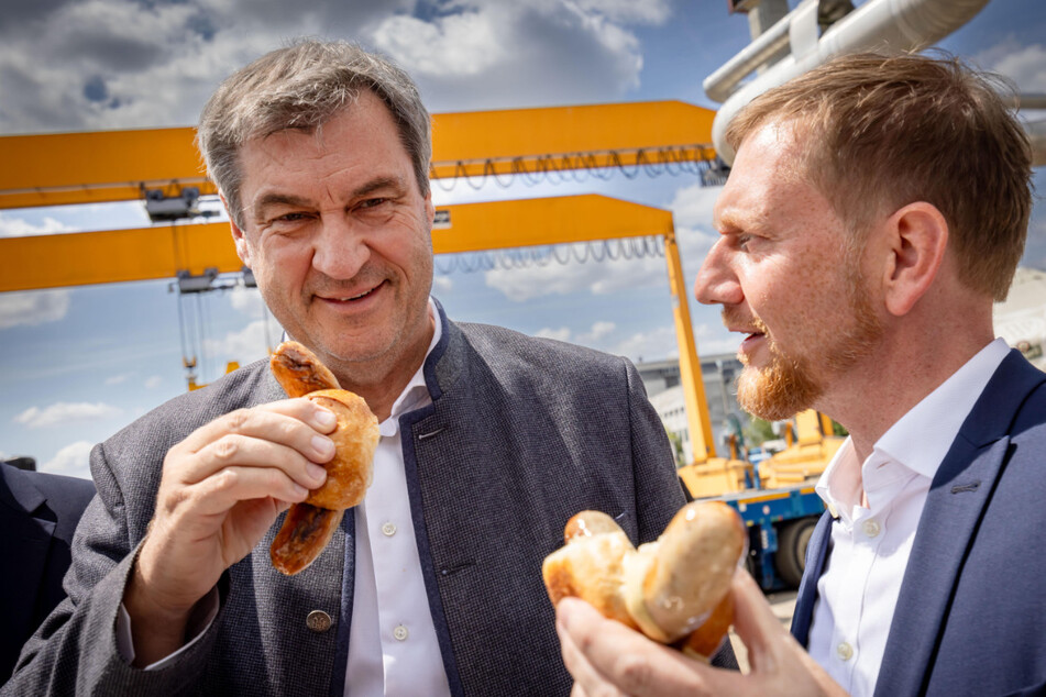 Mhhh, das schmeckt! Die beiden MPs genossen ihre Wurst - frisch vom Grill.