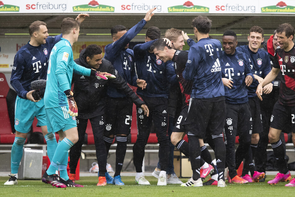 Robert Lewandowski (6.v.l.) egalisierte mit seinem Treffer zum 1:0 für den FC Bayern München den Bundesliga-Rekord von Gerd Müller.