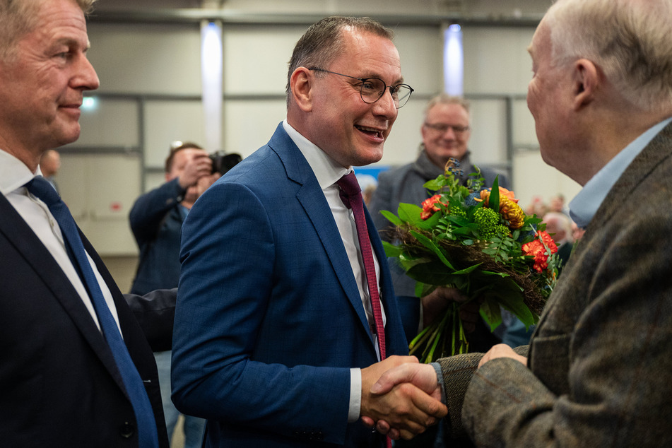 Alexander Gauland (83, r.) gratulierte Tino Chrupalla (49), dem neu gewählten Spitzenkandidaten der sächsischen AfD.