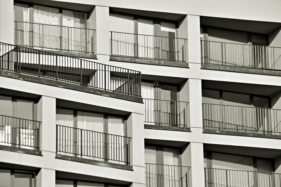 Die ganze Nacht musste der Mann auf dem Balkon im zweiten Stockwerk verbringen. (Symbolbild)