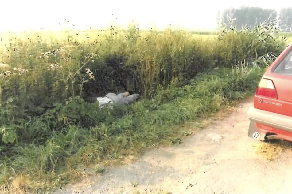 8. August 1996: Am Rande einer Landstraße im Kreis Vechta finden Jäger die von Kugeln durchlöcherte Leiche.