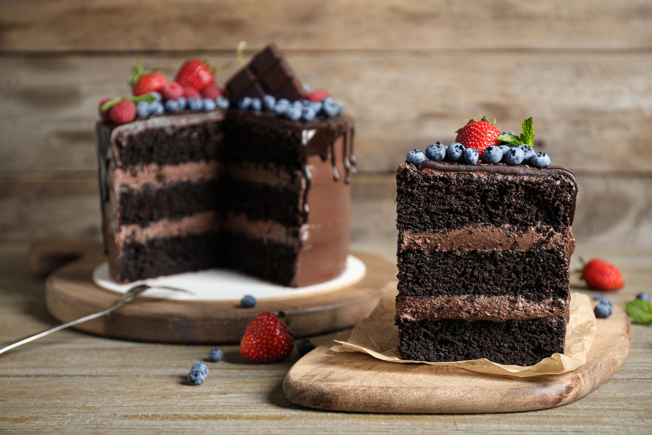 Dieser Heidelbeer-Schokokuchen kommt bei Klein und Groß gleichermaßen gut an – und das nicht nur im Sommer.