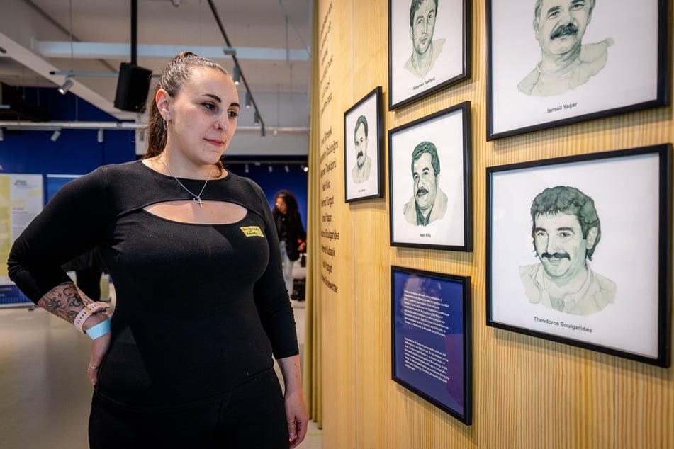 Mandy Boulgarides (38) steht am Bild ihres Vaters Theodoros, der 2005 vom NSU ermordet wurde.