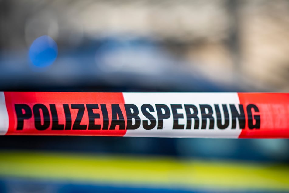 Die Polizei ist am Freitagmorgen mit starken Kräften in Köln-Mülheim im Einsatz, um Spuren zu sichern und Zeugen zu befragen. (Symbolbild)