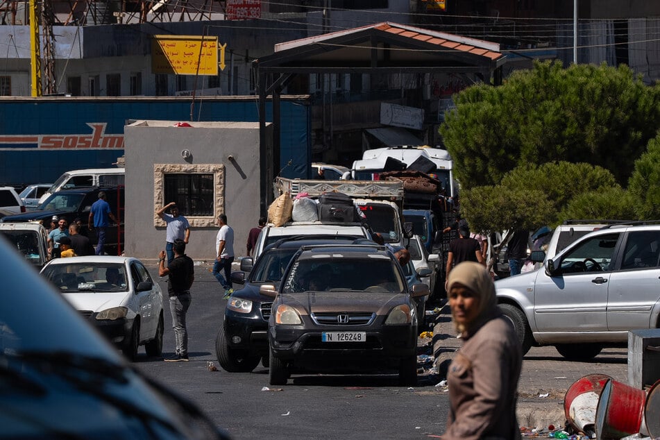 Autos und Busse stauten sich am Donnerstag an der Grenze zwischen Libanon und Syrien, da die Menschen aufgrund der anhaltenden israelischen Luftangriffe flohen.