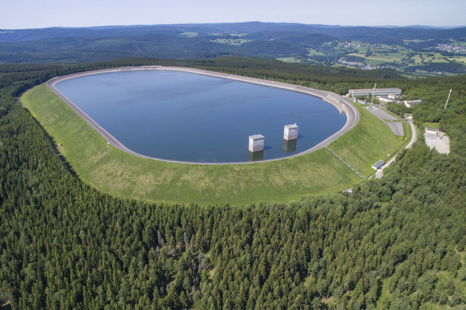 Sachsens größte Anlage ist das Pumpspeicher-Kraftwerk Markersbach mit einer Leistung von 1046 Megawatt.