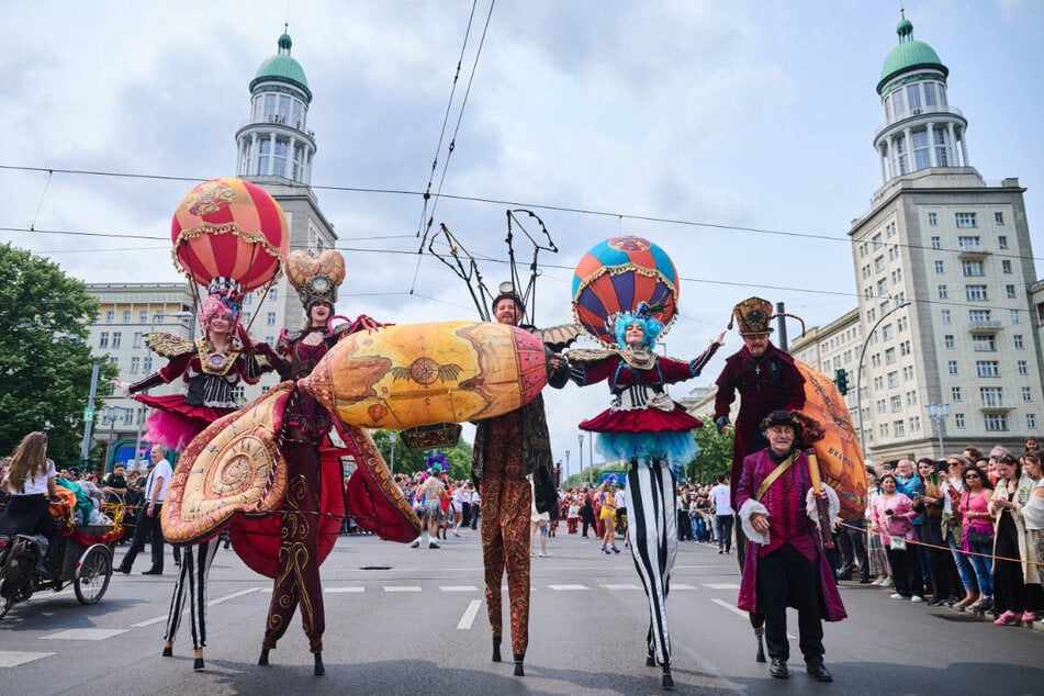 Beim Karneval der Kulturen haben die Menschen am Pfingstsonntag ausgelassen gefeiert - diesmal erstmals in Friedrichshain.