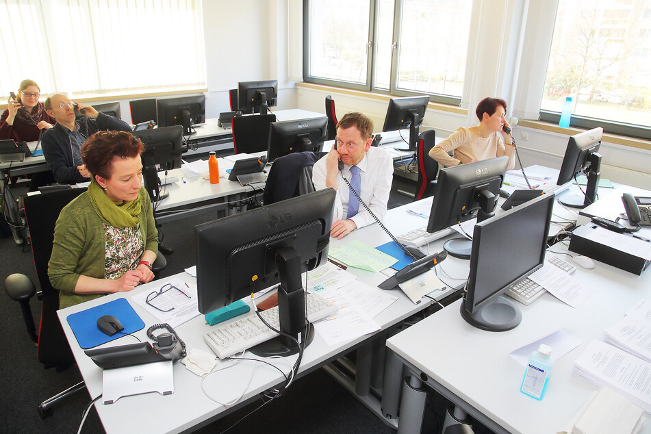 Die Zentrale der neuen Corona-Hotline im sächsischen Sozialministerium.