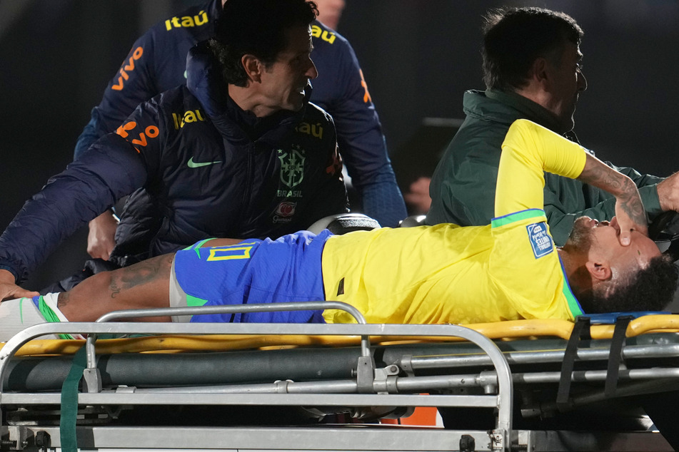 Neymar (31) musste vor der ersten Halbzeit des WM-Qualifikationsspieles gegen Uruguay unter Tränen vom Platz getragen werden.