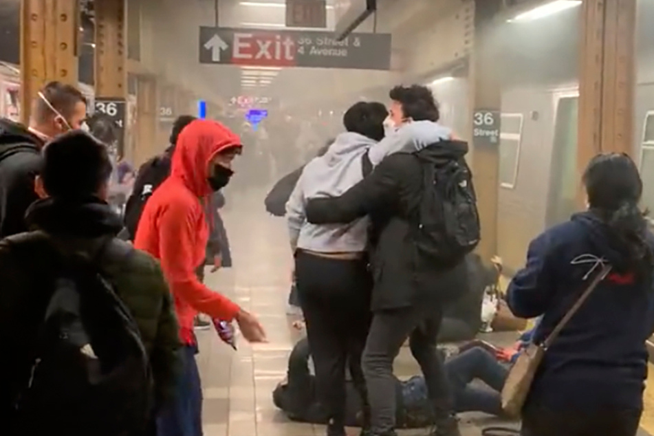 Mann schießt in New Yorker U-Bahn um sich: Mindestens 23 Verletzte, Fahndung nach 62-Jährigen