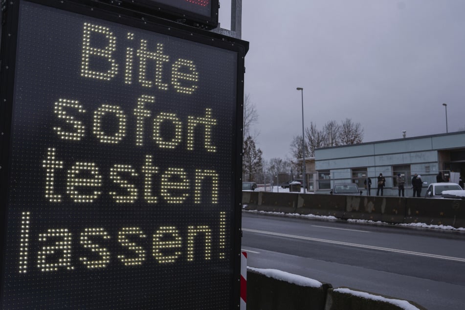 Wegen der strengeren Einreiseregeln für Menschen aus Tschechien nach Deutschland hat es an manchen Grenzübergängen in Bayern teils lange Wartezeiten an den Teststationen gegeben.