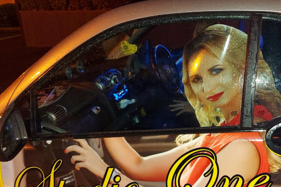 Die Frau lächelte, die Beamten definitiv nicht ...