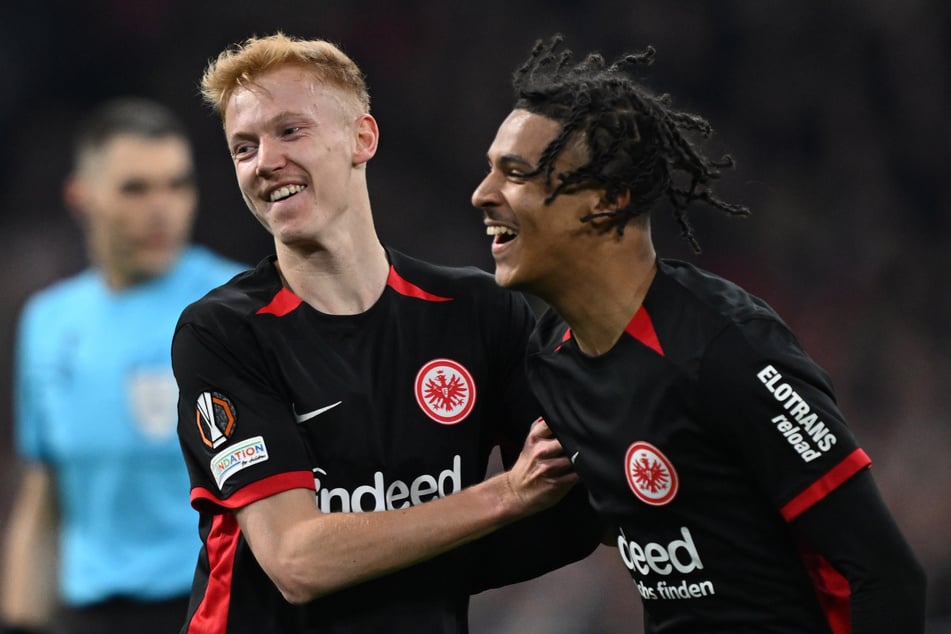 Für Hugo Larsson (22, l.) und Jean-Mattéo Bahoya (21 könnte Eintracht Frankfurt im kommenden Sommer bis zu 55 Millionen Euro kassieren.