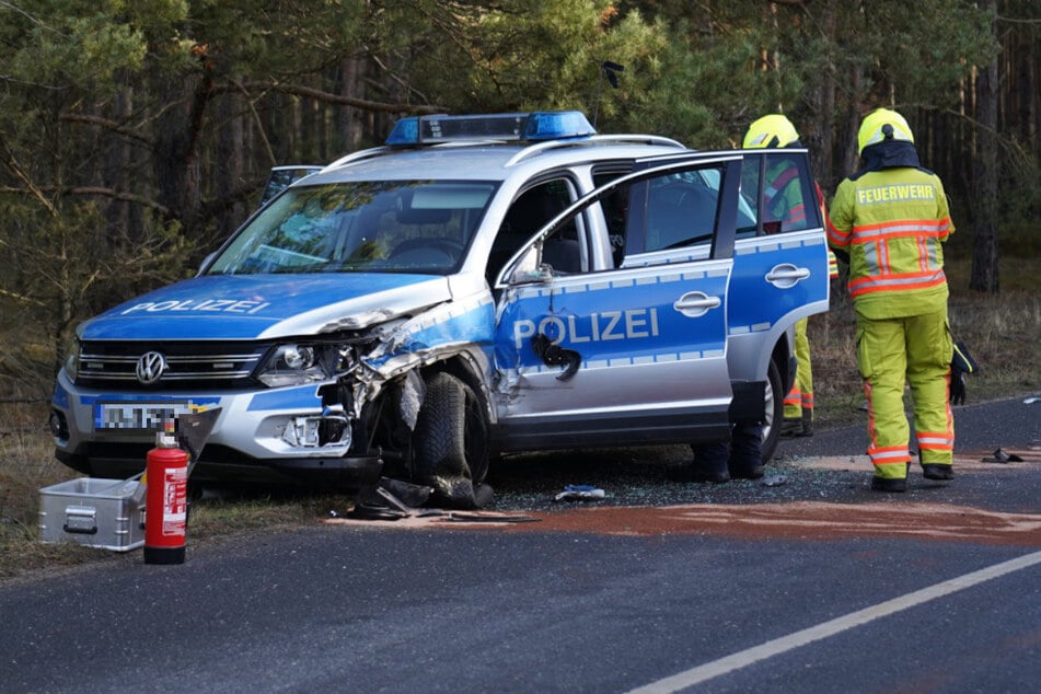 Am Polizeiwagen entstanden durch den Zusammenstoß schwere Schäden. Ein Beamter wurde verletzt.