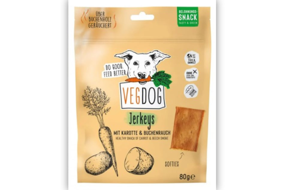 Konkret handelt es sich um die Leckerlis der Marke VEGDOG Jerkeys in der Geschmacksrichtung "Karotte und Buchenrauch".