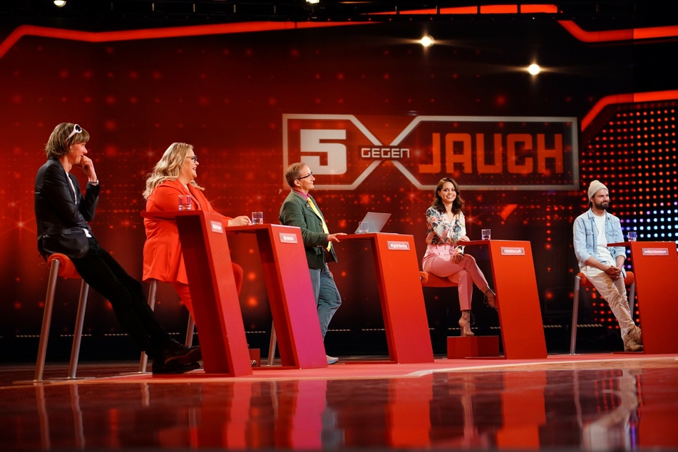 Ballermann-Sänger Mickie Krause (50, v.l.n.r.), Komikerin Ilka Bessin (49), Comedian Wigald Boning (54), Tänzerin Christina Luft (31) und Schauspieler Jimi Blue Ochsenknecht (29) bei "5 gegen Jauch".
