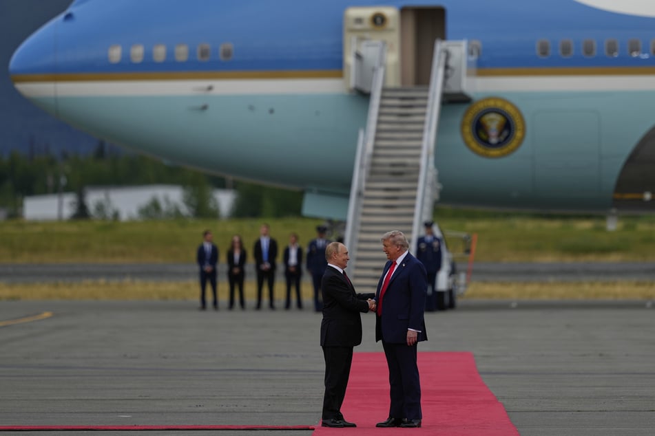 US-Präsident Donald Trump (79, r.) begrüßte kürzlich den russischen Präsidenten Wladimir Putin (72) auf der Joint Base Elmendorf-Richardson in Alaska.