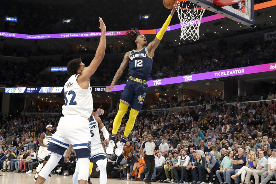 Ja Morant (r.) had to go off at one point during the Grizzlies' win over the Wolves, but he returned to finish the job.