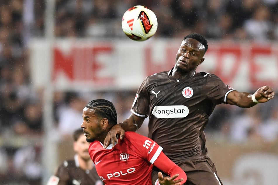 Abdoulie Ceesay (22, r) gelang mit Gambia ein überraschender Erfolg in der Qualifikation zum Afrika Cup.