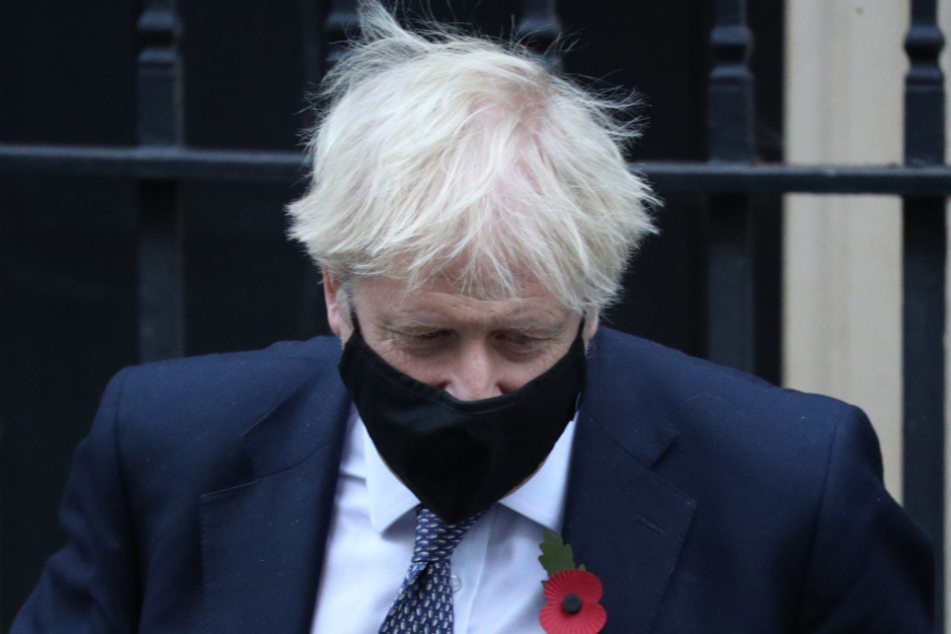 Boris Johnson verlässt die 10 Downing Street für die wöchentliche Sitzung der "Prime Minister's Questions".