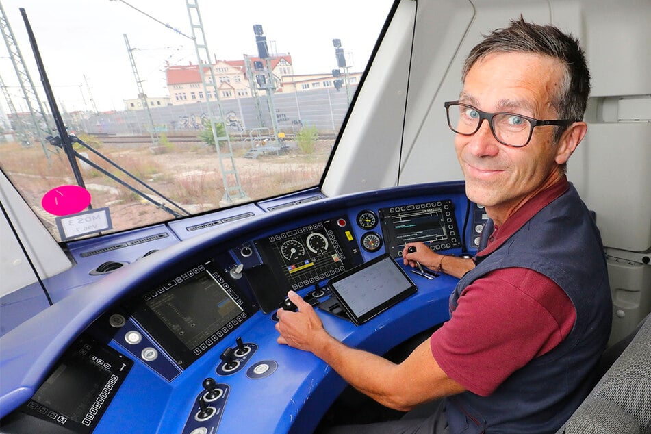 Mit Freude geht Stefan in seine täglichen Aufgaben als Triebfahrzeugführer bei der Deutschen Bahn.