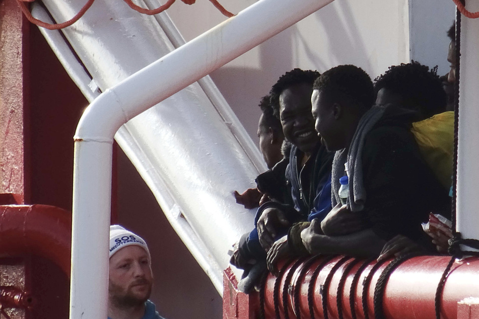 Migranten stehen an Bord des Rettungsschiffes "Ocean Viking". (Archivbild)