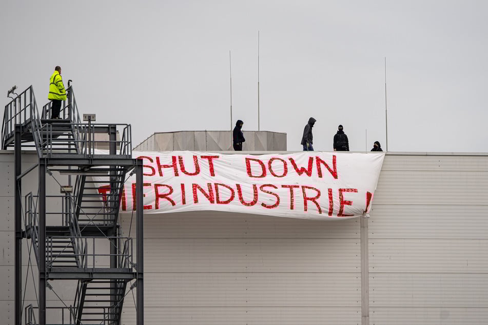 Vier Aktivisten vom "Bündnis Gemeinsam gegen die Tierindustrie" haben ein Dach der Firma Tönnies besetzt und hingen von dort ein Transparent mit der Aufschrift: "SHUT DOWN TIERINDUSTRIE" auf.