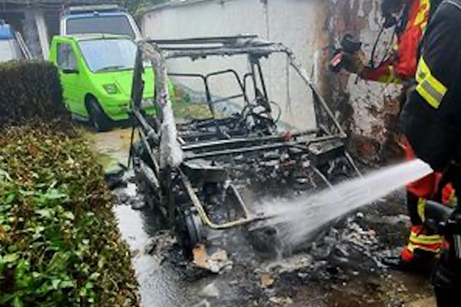 Das E-Auto fiel den Flammen zum Opfer.