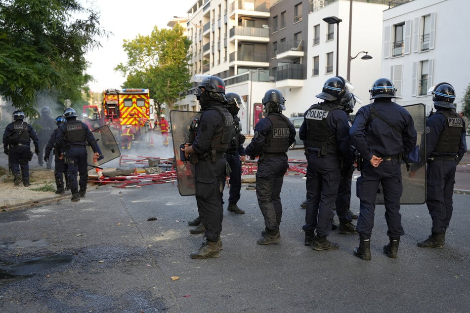 Zahlreiche Polizisten waren nach den Ausschreitungen westlich von Paris im Einsatz.