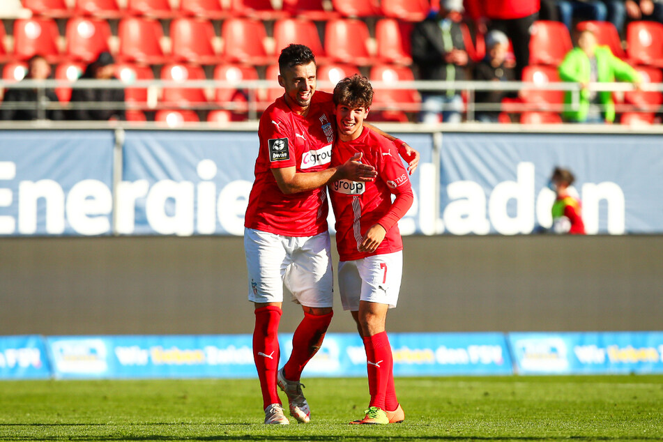 Davy Frick (31, l.) gratuliert Yannic Voigt (18) zu dessen Siegtreffer.