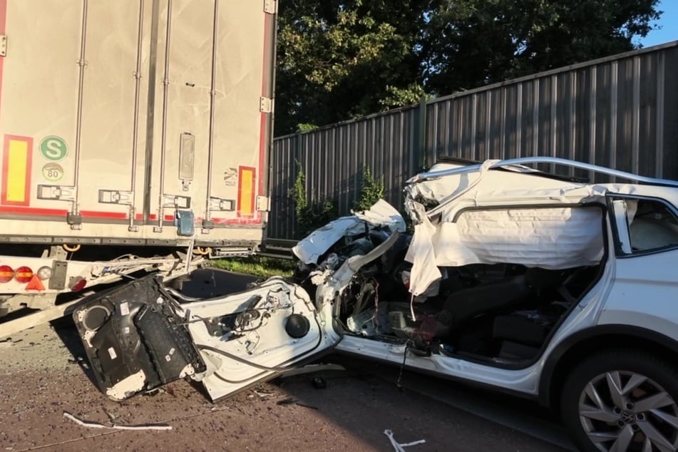 Bei einem schweren Unfall auf der A1 ist am Dienstag eine Person ums Leben gekommen.