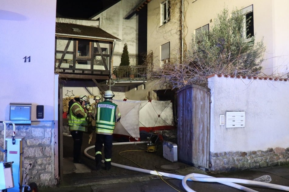 An der Unglücksstelle wurde ein Sichtschutz aufgestellt.