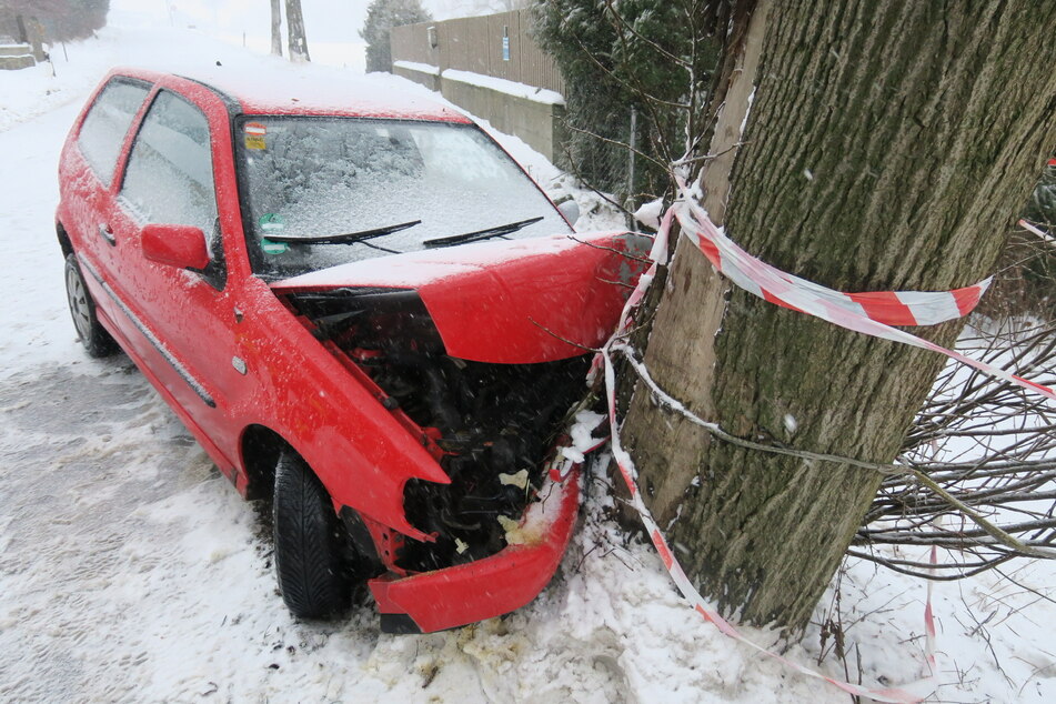 Eine VW-Fahrerin (21) krachte am Sonntagnachmittag in Crottendorf (Erzgebirge) gegen einen Baum. Offenbar führte die schneebedeckte Straße zum Unfall.