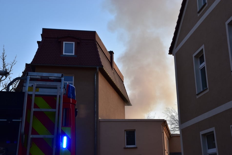 Über den Dächern sammelte sich schwarzer Rauch.