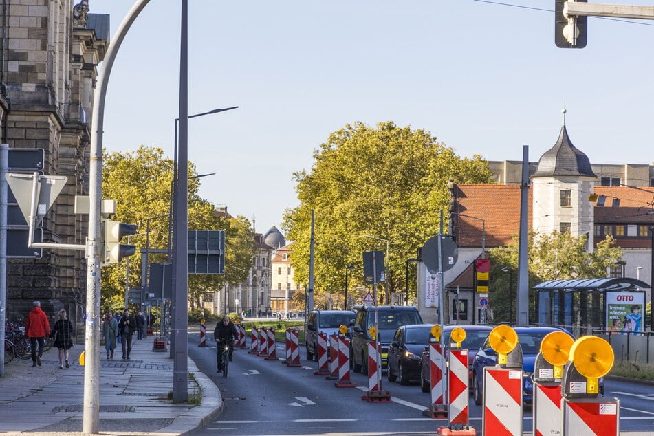 Auf dieser gesperrten Abbiegespur sollten Radler fahren können, findet der ADFC.