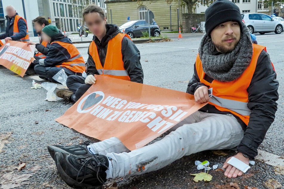 Ganz in seinem Element: Aktivist Moritz Riedacher (27) war häufiger in vertikaler sowie horizontaler Position auf der Straße zu finden.