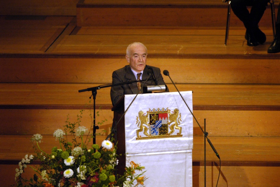 Jack Terry speaks during the memorial ceremony on the 60th anniversary of the liberation of the Flossenbürg camp.