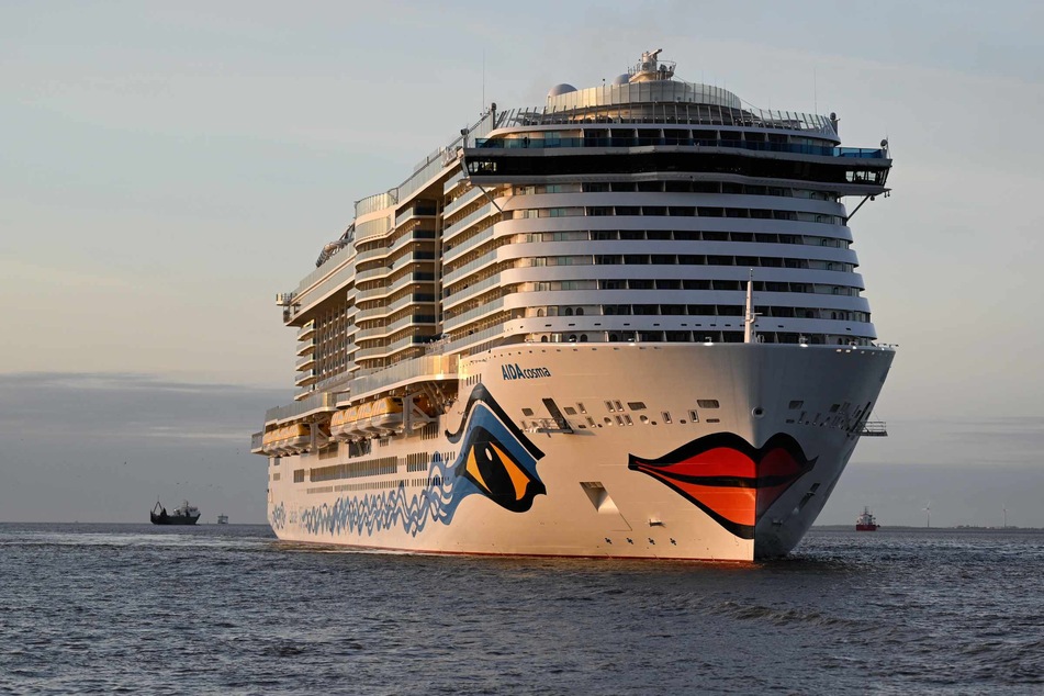 Der neugebaute Kreuzfahrtriese "Aidacosma" hat die Überführung zur Nordsee gemeistert.