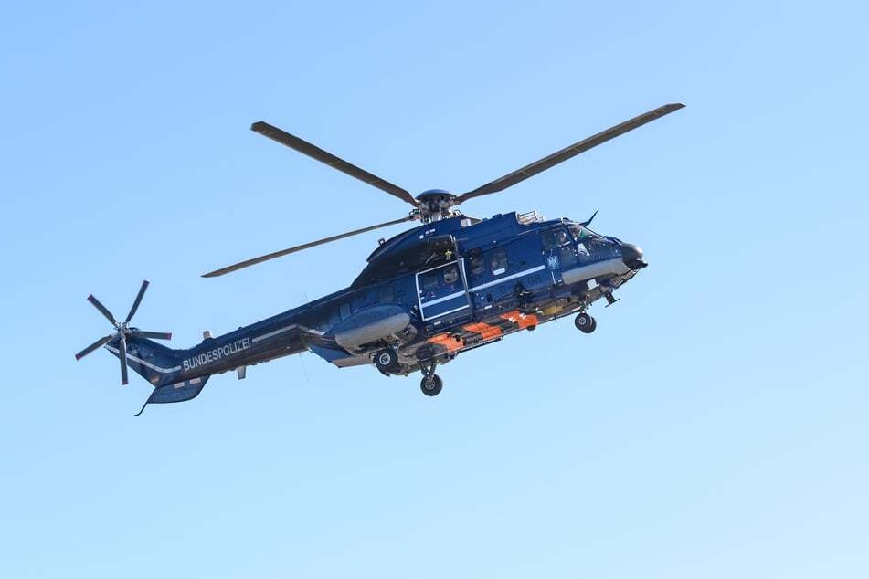 Ein Hubschrauber suchte – zusammen mit Drohnen – nach dem vermeintlich abgestürzten Flugzeug. Gefunden wurde jedoch nichts.