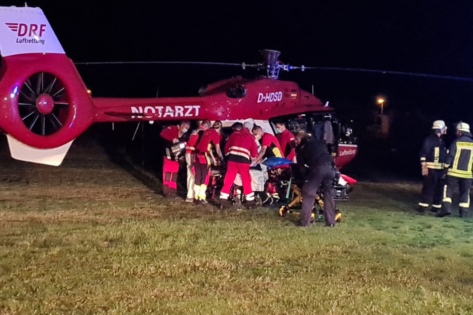 Rettungskräfte kümmern sich um einen Schwerverletzten.