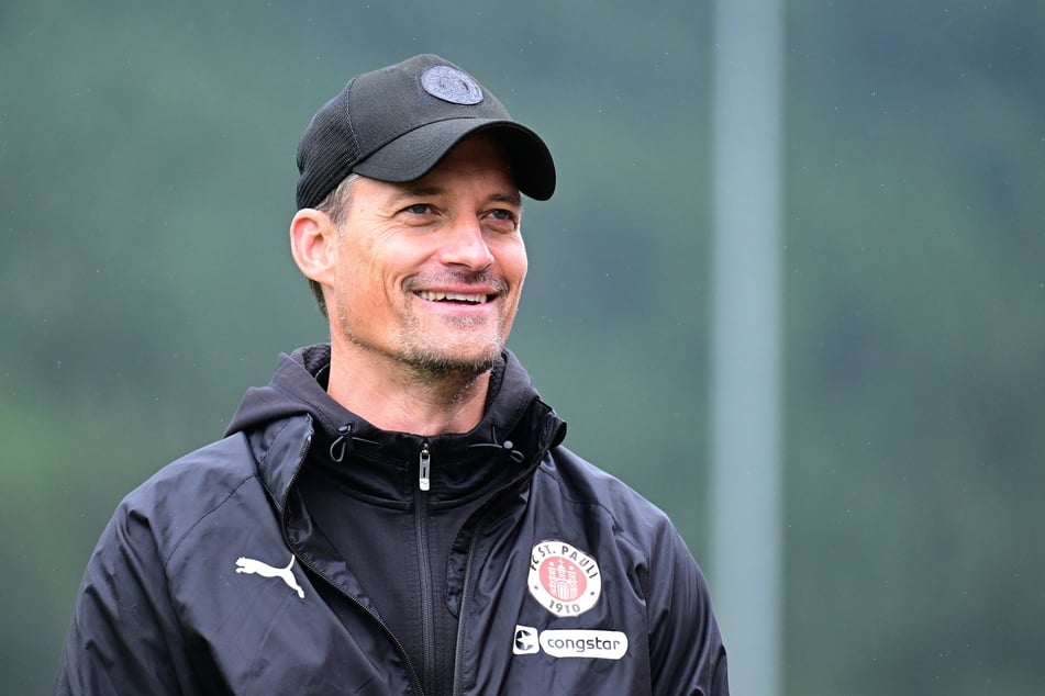 St.-Pauli-Cheftrainer Alexander Blessin (52) blickt positiv auf die Entwicklung seiner Mannschaft im Trainingslager.